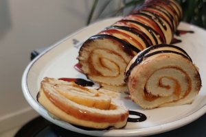 Desert rulada din albusuri umpluta cu gem de caise