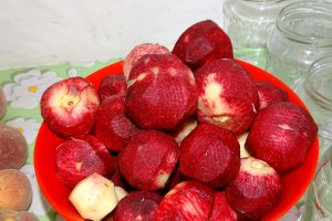 Compot din piersici rosii de gradina