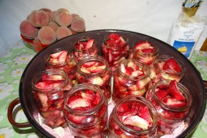 Compot din piersici rosii de gradina
