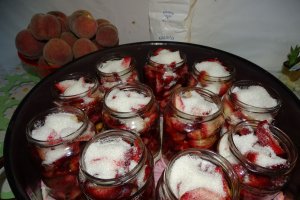 Compot din piersici rosii de gradina