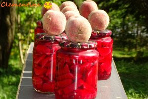 Compot din piersici rosii de gradina