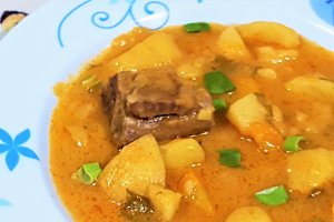 Ciorba de cartofi cu costita afumata si tarhon
