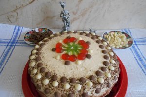 Desert tort aniversar, cu nasturei de ciocolata