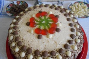 Desert tort aniversar, cu nasturei de ciocolata