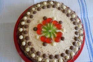 Desert tort aniversar, cu nasturei de ciocolata