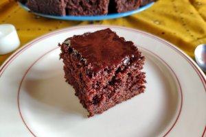 Desert negresa de post cu gem