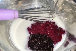 Desert negresa de post cu gem