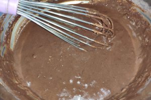 Desert negresa de post cu gem