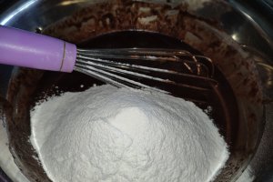 Desert negresa de post cu gem