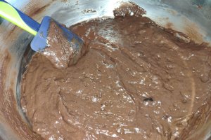 Desert negresa de post cu gem