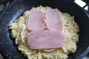 Aperitiv placinte din cartofi, umplute cu sunca si cascaval