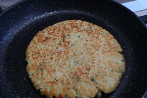 Aperitiv placinte din cartofi, umplute cu sunca si cascaval