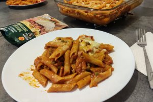 Paste (penne) cu bacon, mazare si suc de rosii