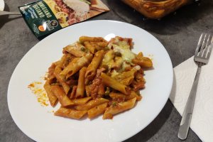 Paste (penne) cu bacon, mazare si suc de rosii