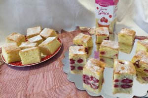 Desert prajitura pufoasa cu iaurt si zmeura