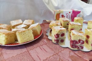 Desert prajitura pufoasa cu iaurt si zmeura