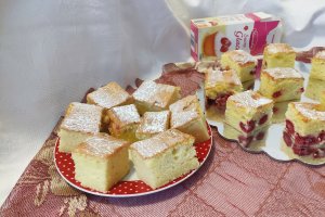 Desert prajitura pufoasa cu iaurt si zmeura