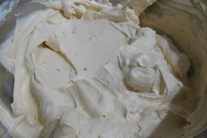 Desert tort cu pere, nuci si crema caramel