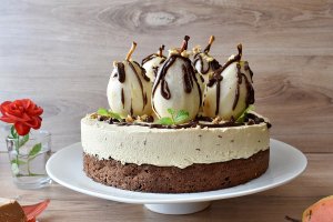 Desert tort cu pere, nuci si crema caramel
