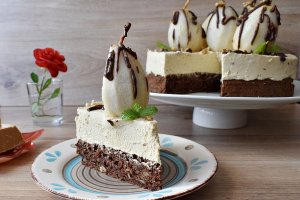 Desert tort cu pere, nuci si crema caramel
