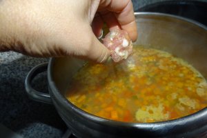 Ciorba cu costite si perisoare