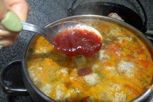 Ciorba cu costite si perisoare