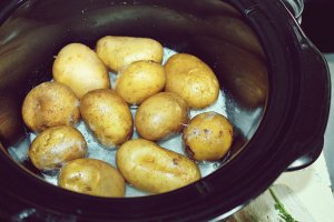 Cartofi in crusta de sare la slow cooker Crock Pot