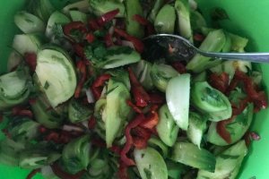 Salata ruseasca de gogonele verzi la borcan (la rece)