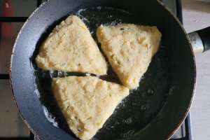 Aperitiv placintele din cartofi umplute cu cascaval, prajite