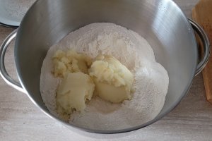 Paine cu cartofi coapta la vasul din ceramica Crock Pot