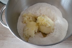 Paine cu cartofi coapta la vasul din ceramica Crock Pot