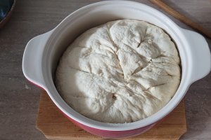 Paine cu cartofi coapta la vasul din ceramica Crock Pot