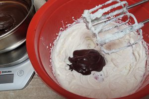 Desert rulada cu crema de ricotta si ciocolata