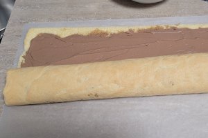 Desert rulada cu crema de ricotta si ciocolata