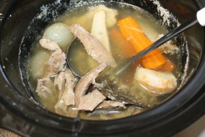 Supa din carne de rata cu galuste la slow cooker Crock Pot