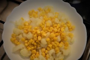 Salata de conopida cu porumb