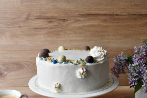 Desert tort cu nuca, ciocolata si crema de vanilie