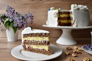 Desert tort cu nuca, ciocolata si crema de vanilie