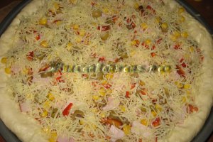 Pizza cu bordura de cascaval