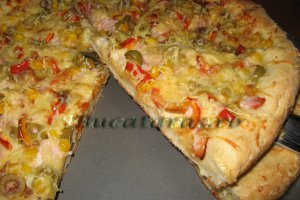 Pizza cu bordura de cascaval