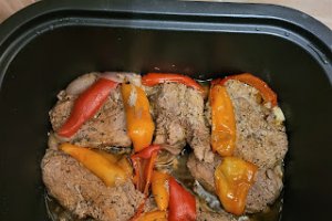 Pulpa de porc cu ceapa rosie si ardei gras la slow cooker Crock Pot