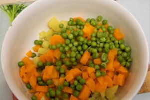 Salata de legume cu piept de pui, varianta light