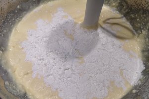 Desert tarta cu pere, mure si branza