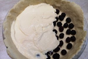 Desert tarta cu pere, mure si branza