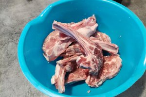 Cotlet de miel la grill marinat in vin rosu