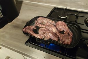 Cotlet de miel la grill marinat in vin rosu
