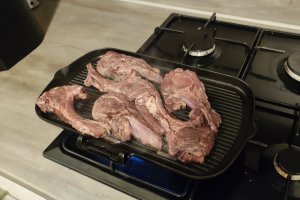 Cotlet de miel la grill marinat in vin rosu
