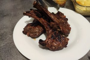 Cotlet de miel la grill marinat in vin rosu