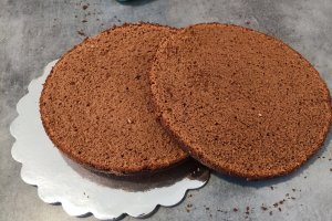 Desert tort cu blat din albusuri, mousse de oreo si cafea