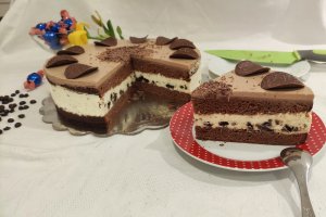 Desert tort cu blat din albusuri, mousse de oreo si cafea